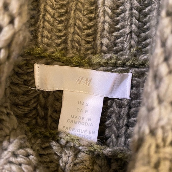 H&M Chunky Turtle Neck. Women’s size small. One of my favorite all time sweaters - Picture 2 of 3
